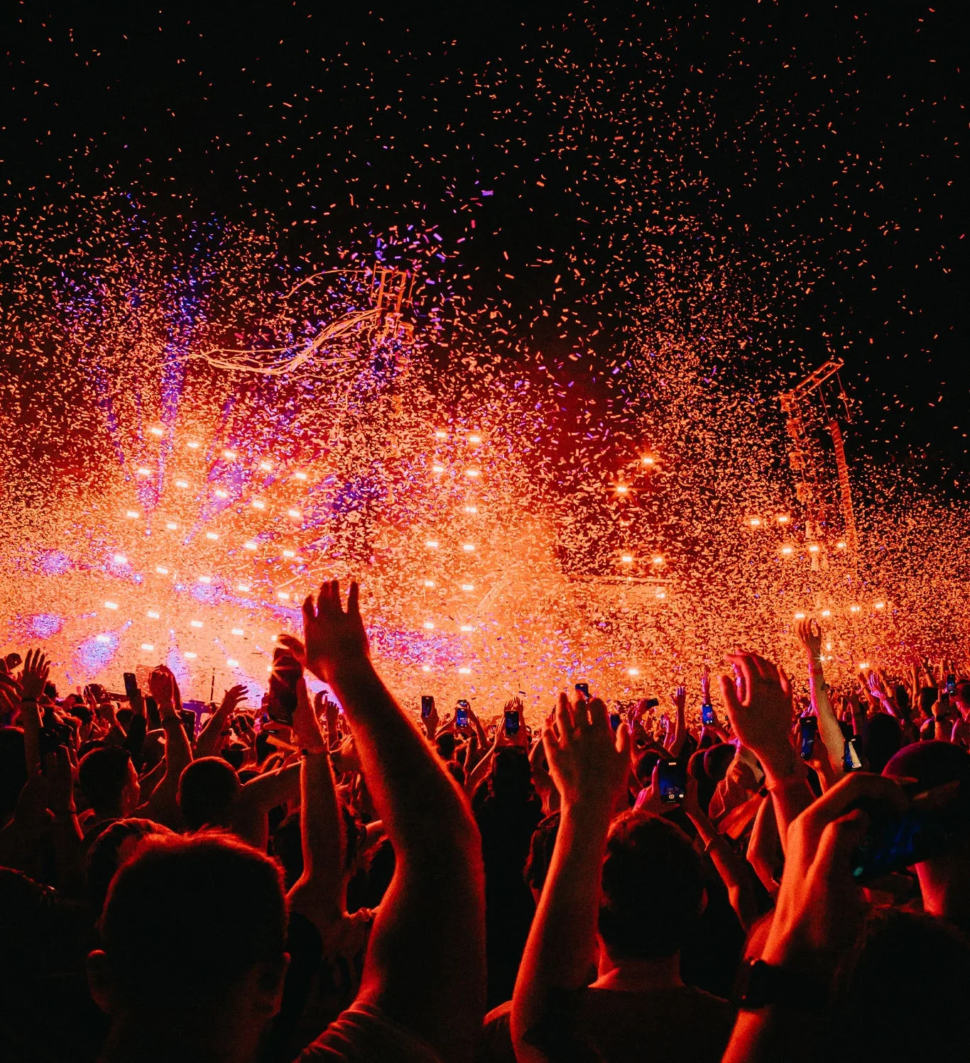 Lluvia de confeti cayendo sobre el público en un concierto