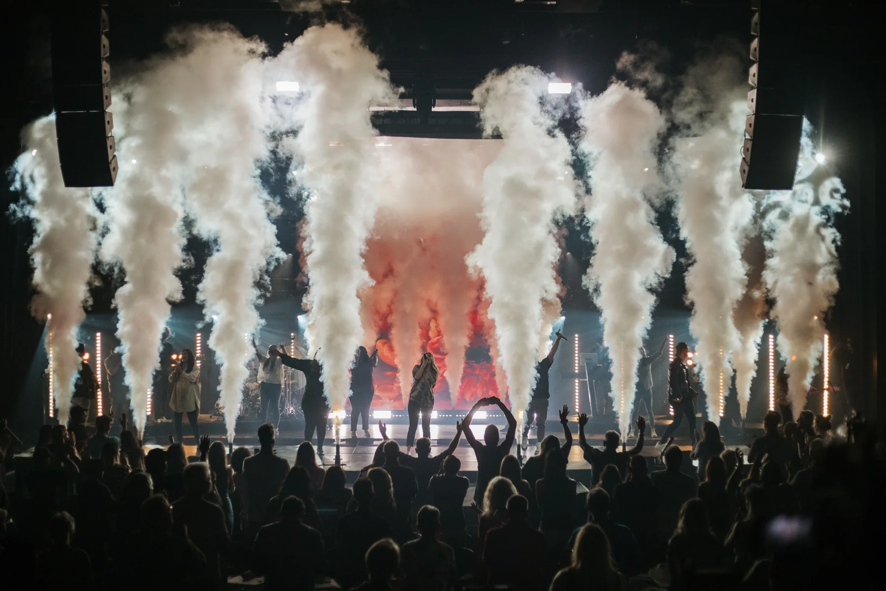 Chorros de CO2 disparando en el escenario de un concierto