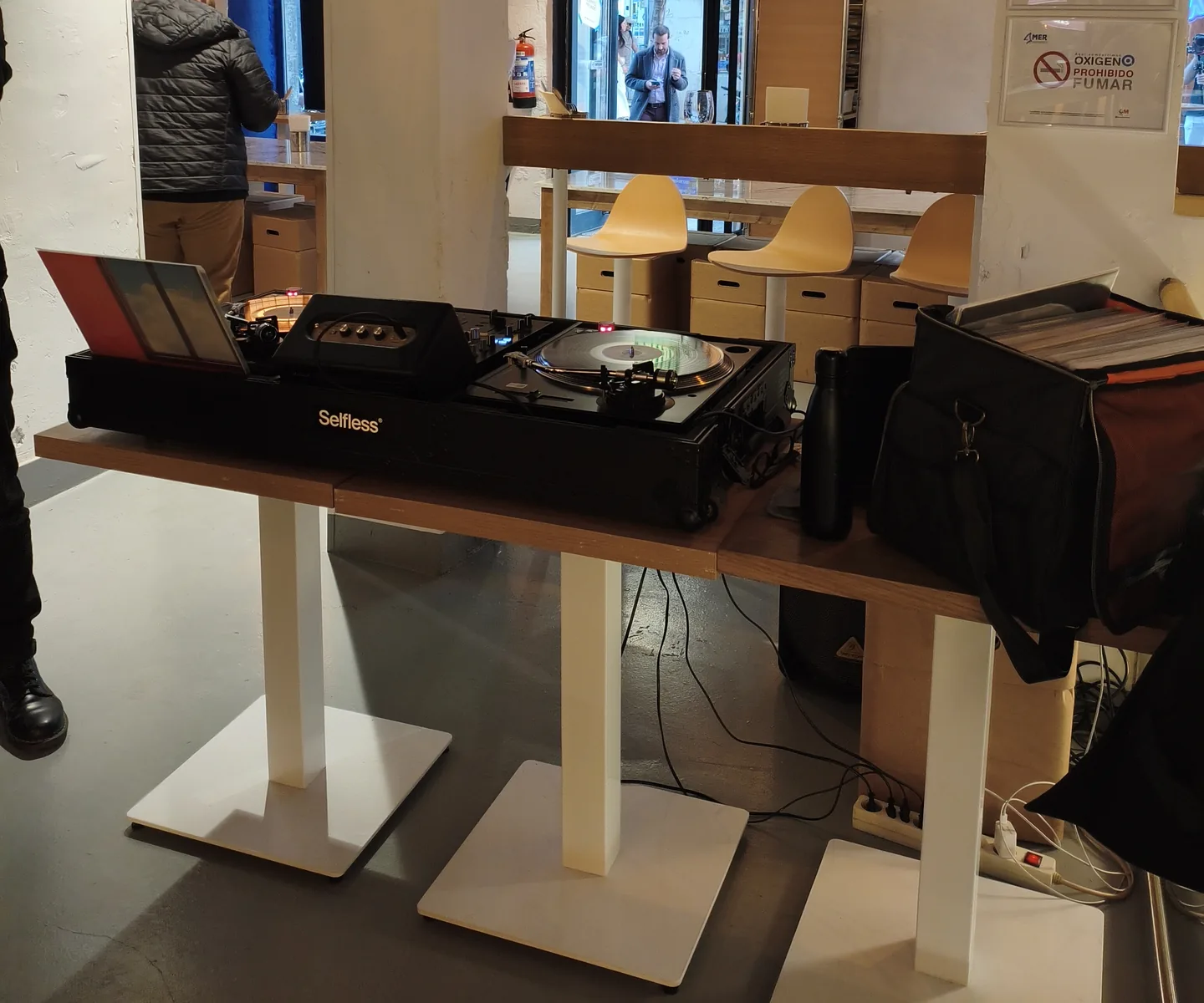 Contratación de DJ experimentados: cabina con giradiscos y mesa de mezclas montada en un restaurante de Madrid