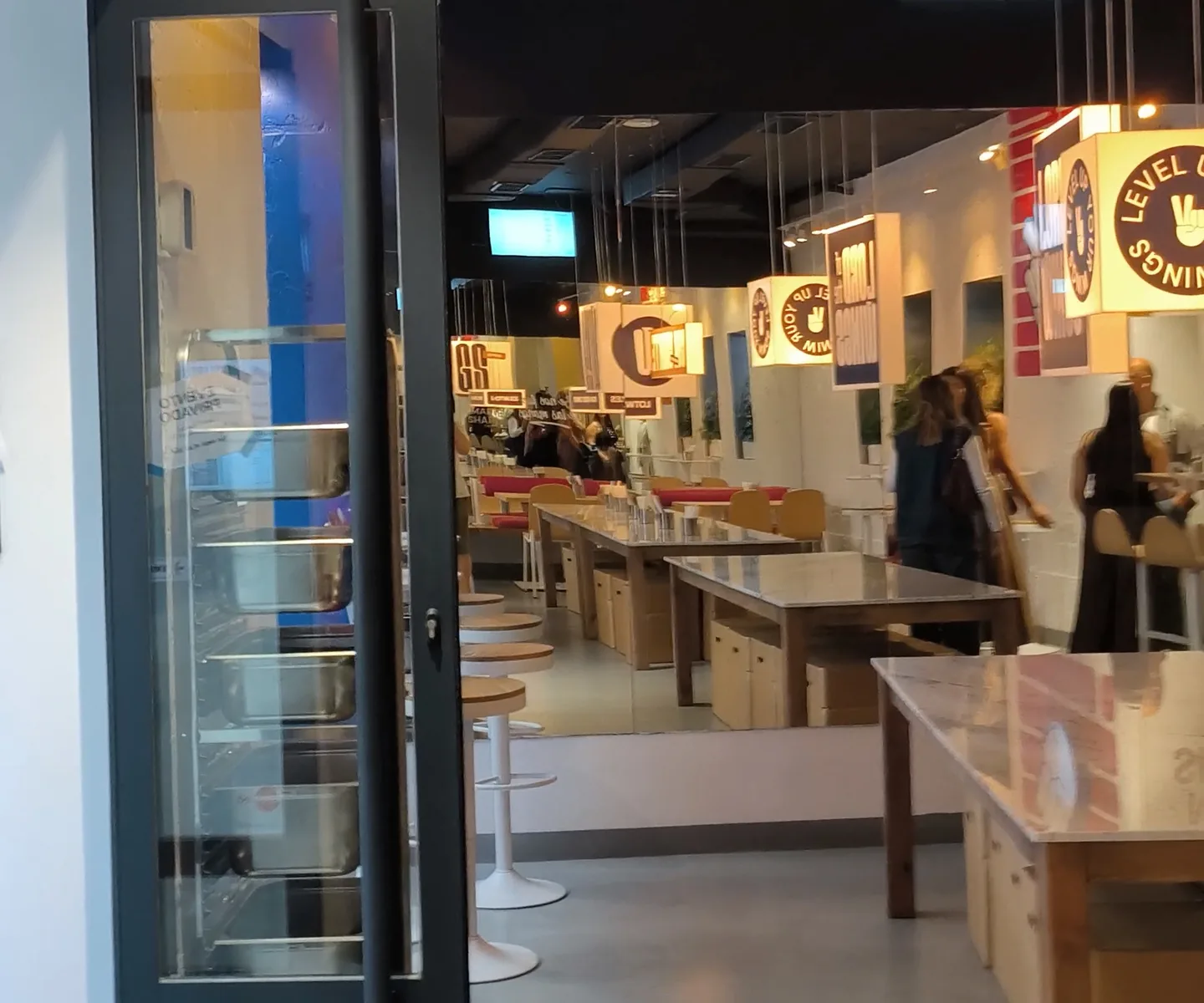 El salón de un restaurante de Madrid, con sus clientes, en el que ponemos la música con DJ
