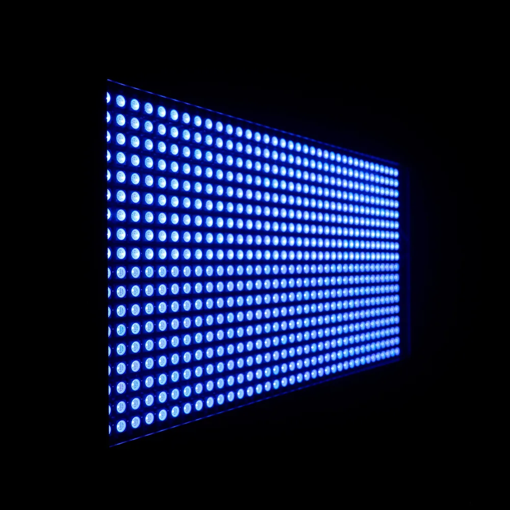 Estrobo LED Cameo Thunder Wash 600 RGBW encendido en blanco