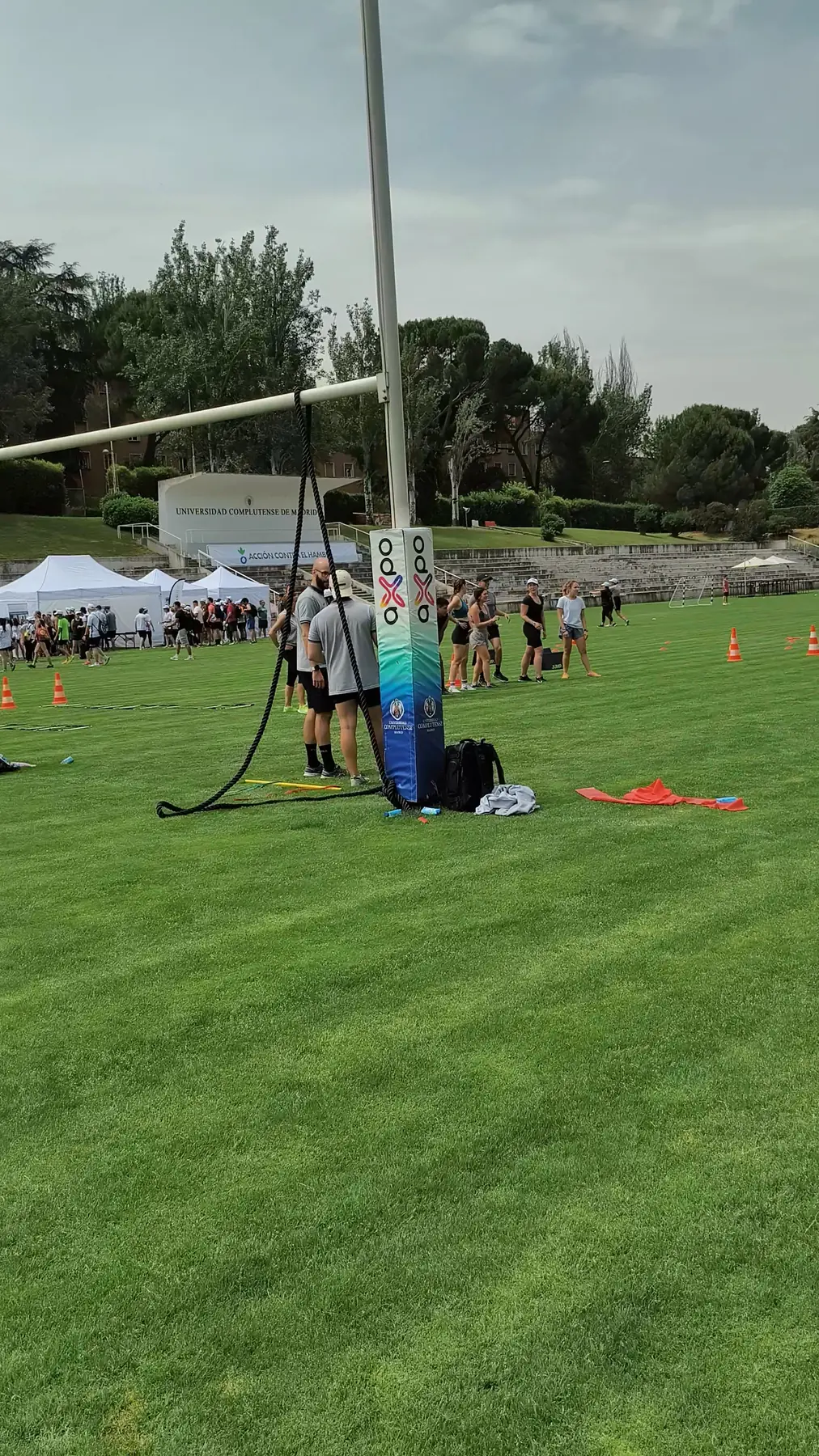 El campo de rugby con las carpas de la jornada al fondo