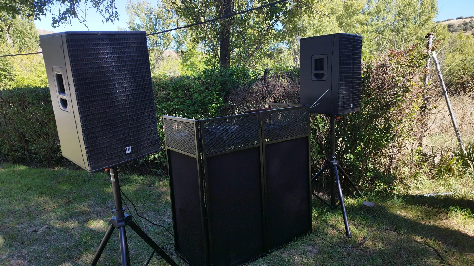 Altavoces y cabina de DJ montados en el jardín de la finca Kercus