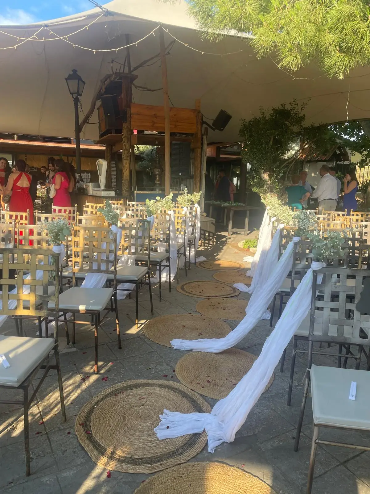 El pasillo de la ceremonia decorado antes de la llegada de los invitados