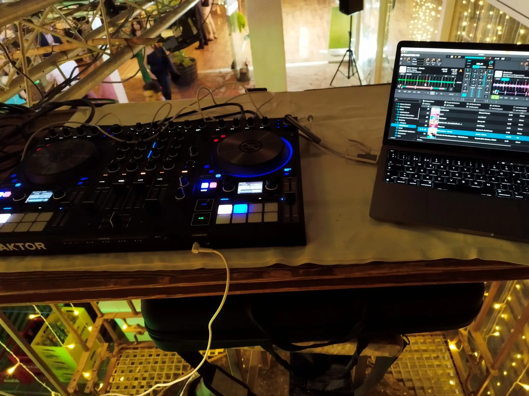 Controladora y portátil del DJ durante la fiesta