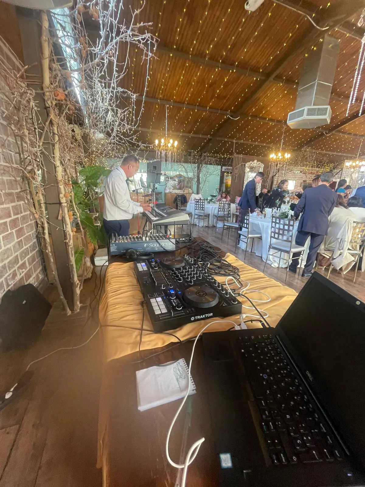 La mesa del DJ en el salón durante el banquete