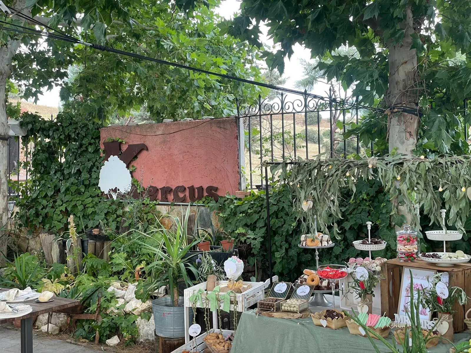 Mesa dulce en la entrada de la finca Kercus
