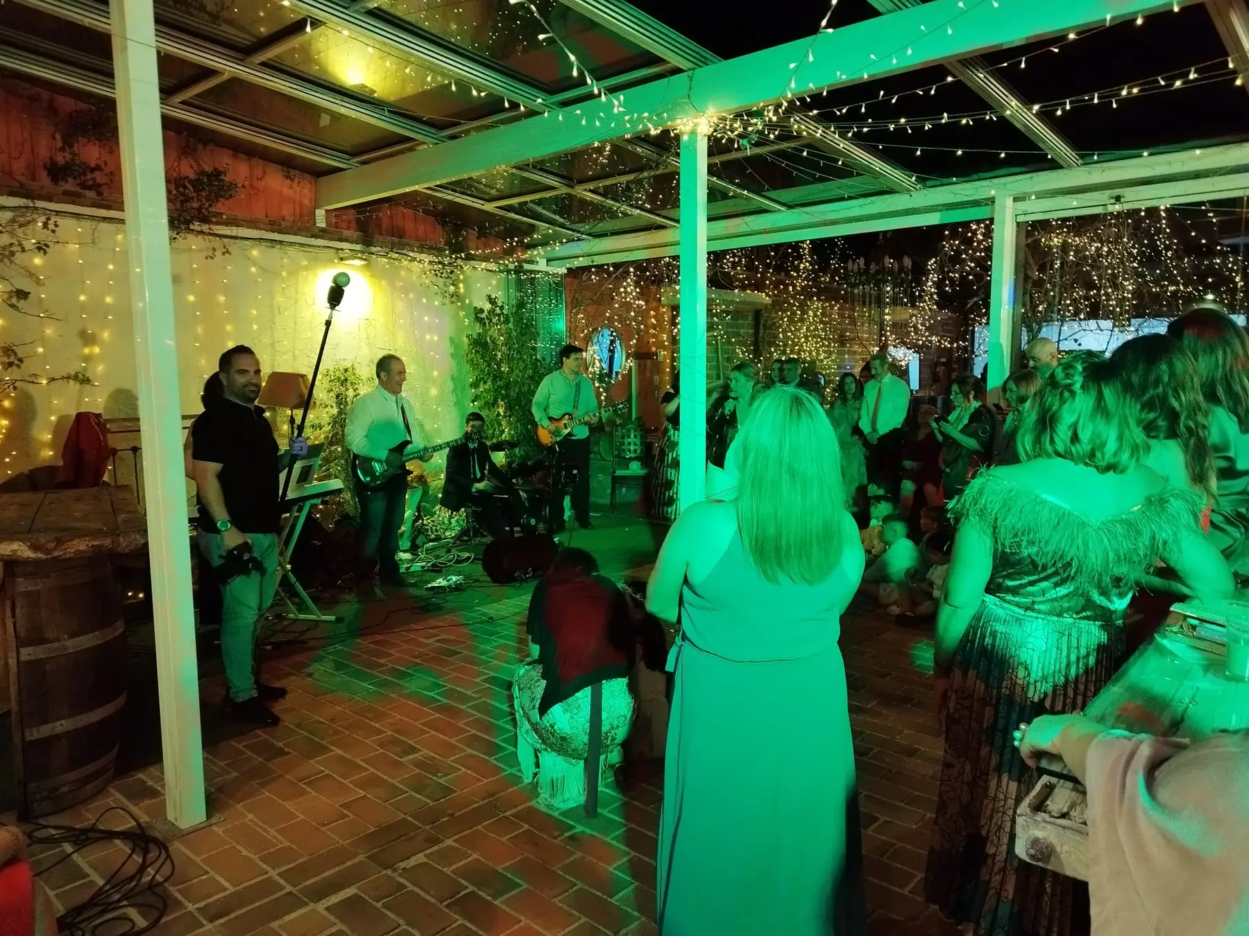 Música en directo en la zona de baile de la finca Kercus
