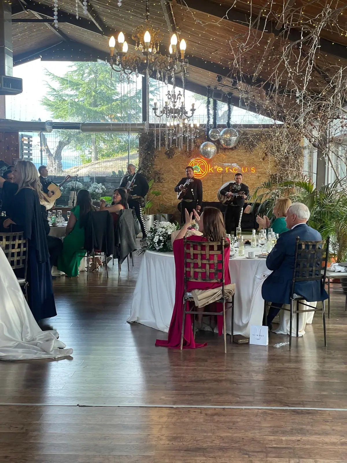 Música en directo en el salón durante el banquete
