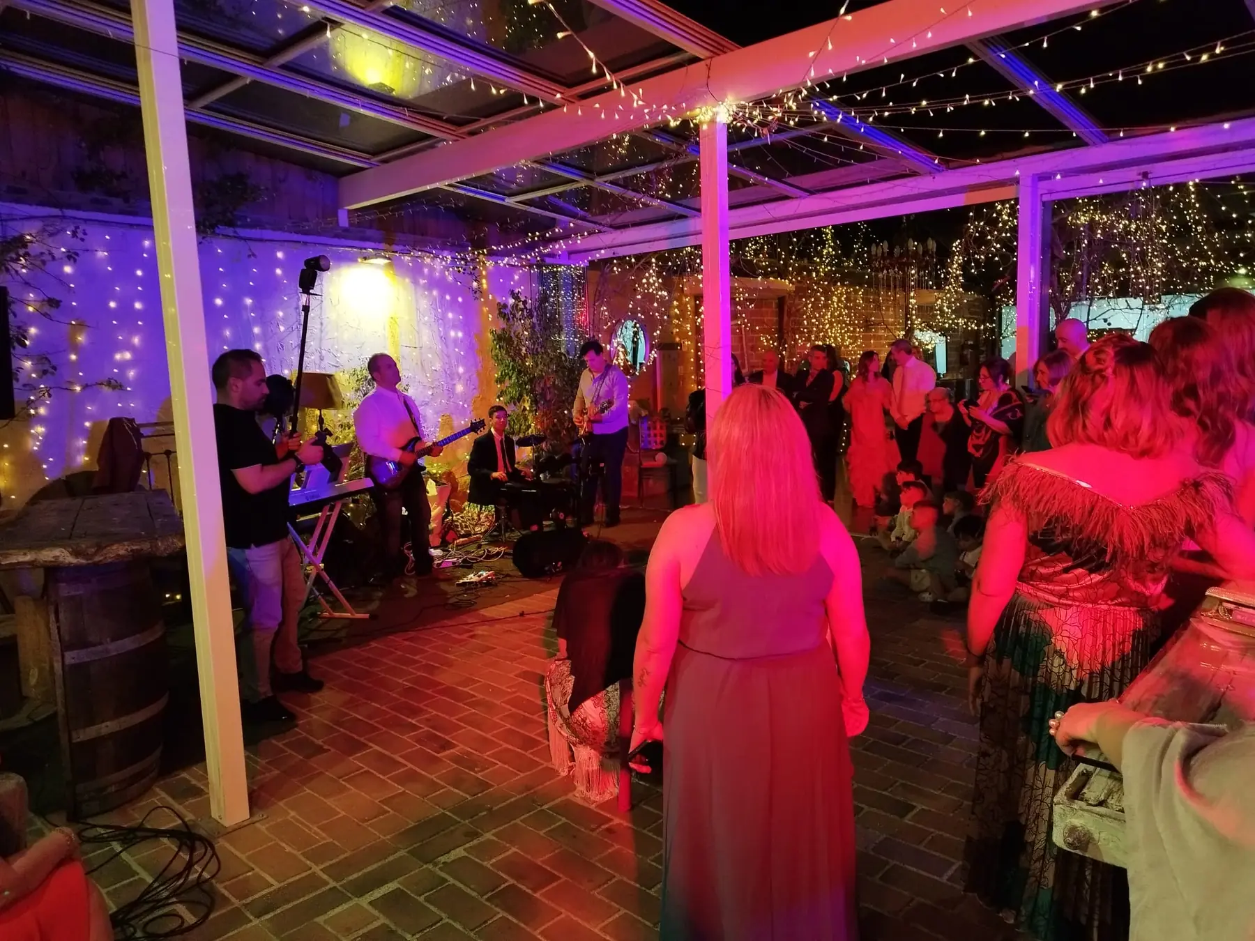 Pista de baile iluminada en una boda en la finca Kercus de Arroyomolinos