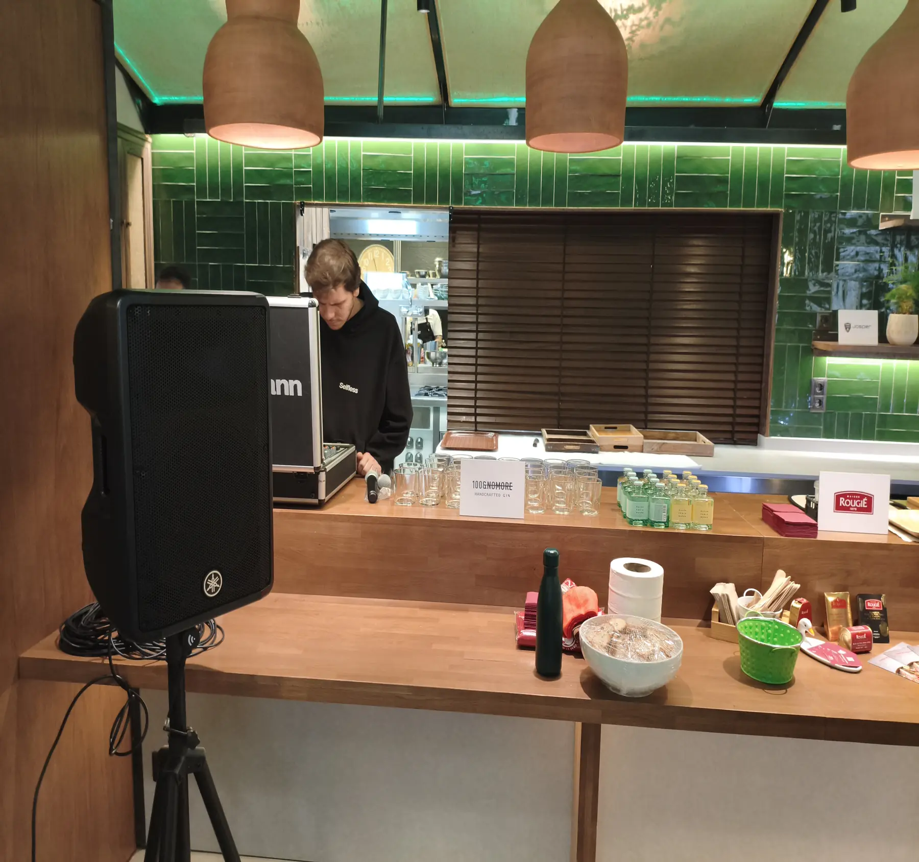 Altavoz en trípode y mesa de mezclas preparados antes de abrir puertas