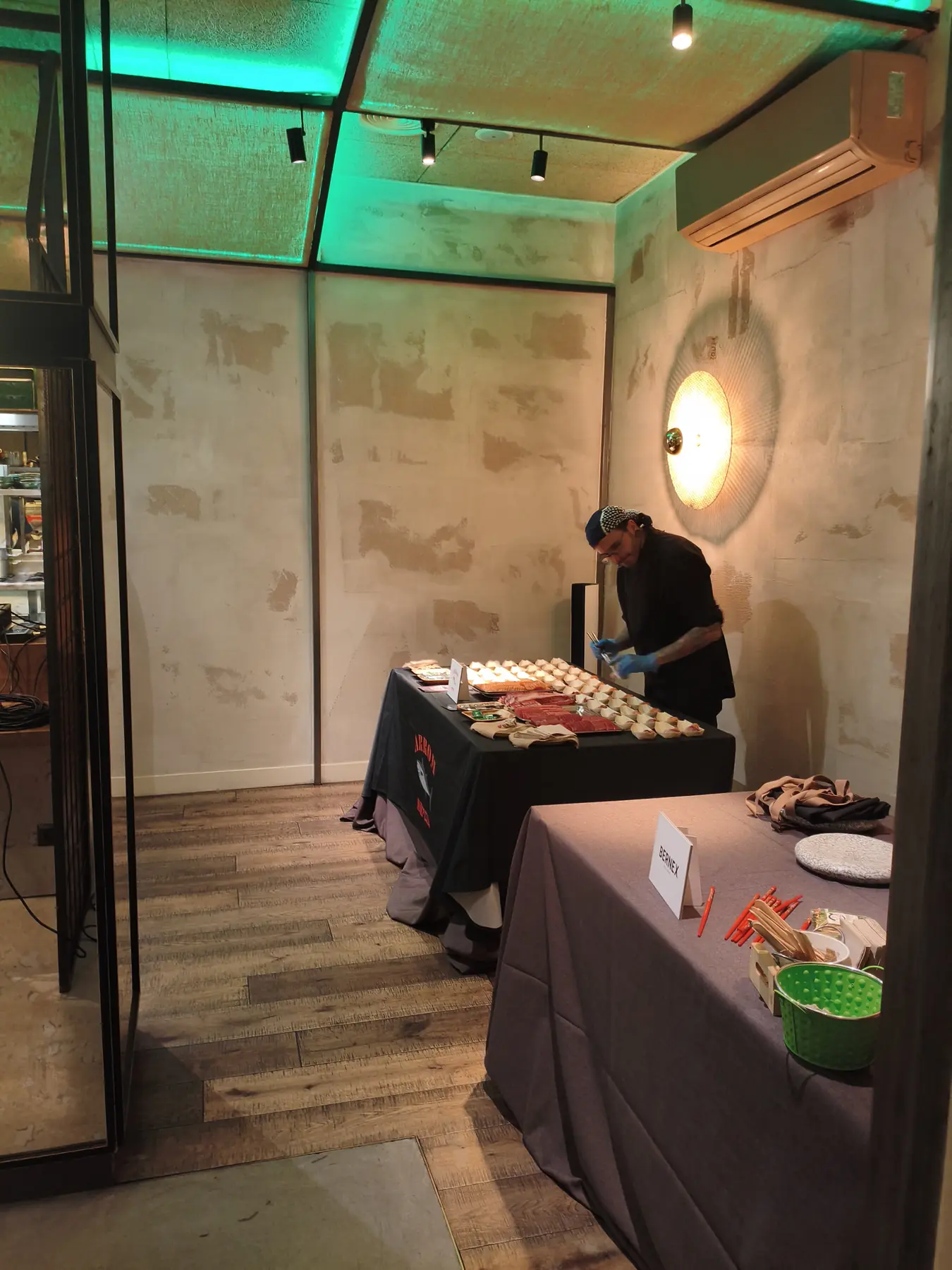 Mesas de degustación durante la presentación de la revista Foodie