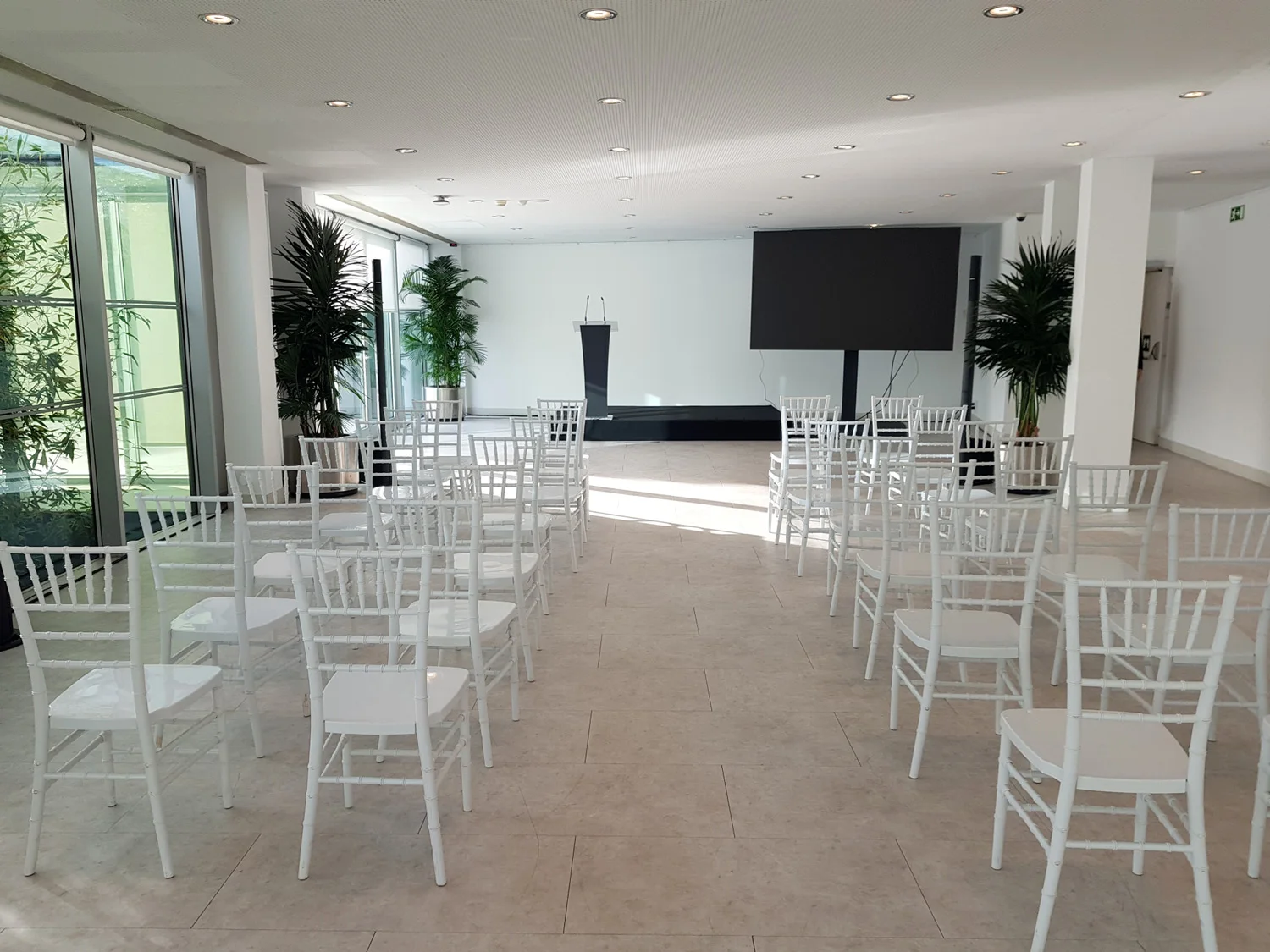 El Mirador del Museo Thyssen montado para una presentación, con sillas, atril y pantalla