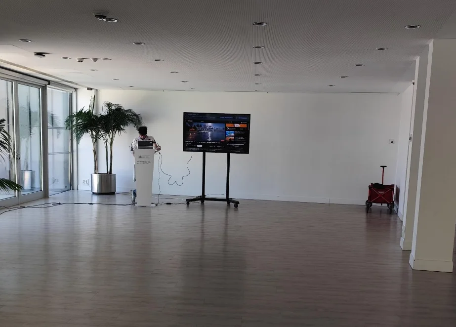 Atril y pantalla preparados en El Mirador del Museo Thyssen para la presentación de Ibermúsica