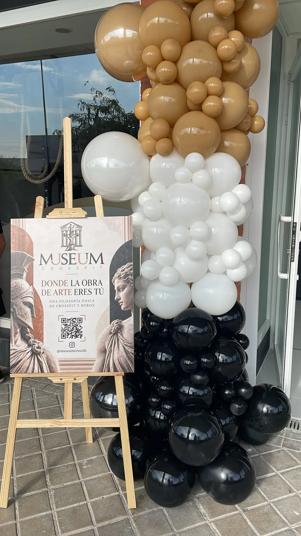 Entrada de Museum CrossFit decorada con globos el día de la inauguración