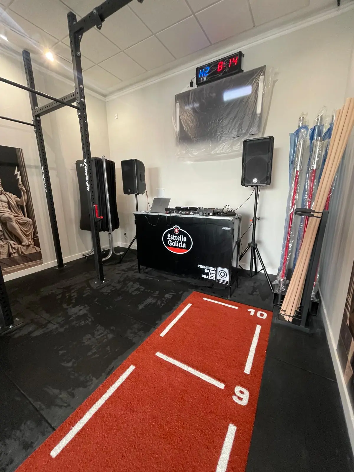 Cabina de DJ y altavoces montados en el box Museum CrossFit de Arroyomolinos