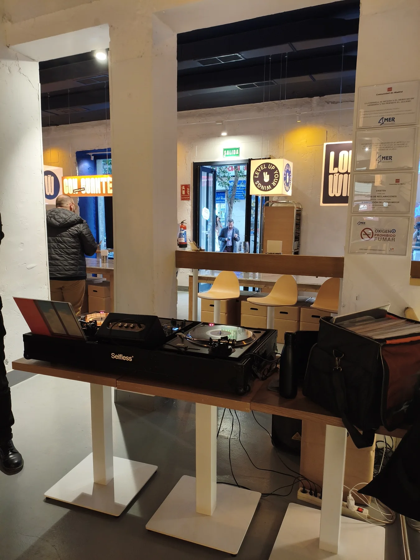 Cabina de DJ con giradiscos montada en el restaurante Lord of the Wings de Madrid