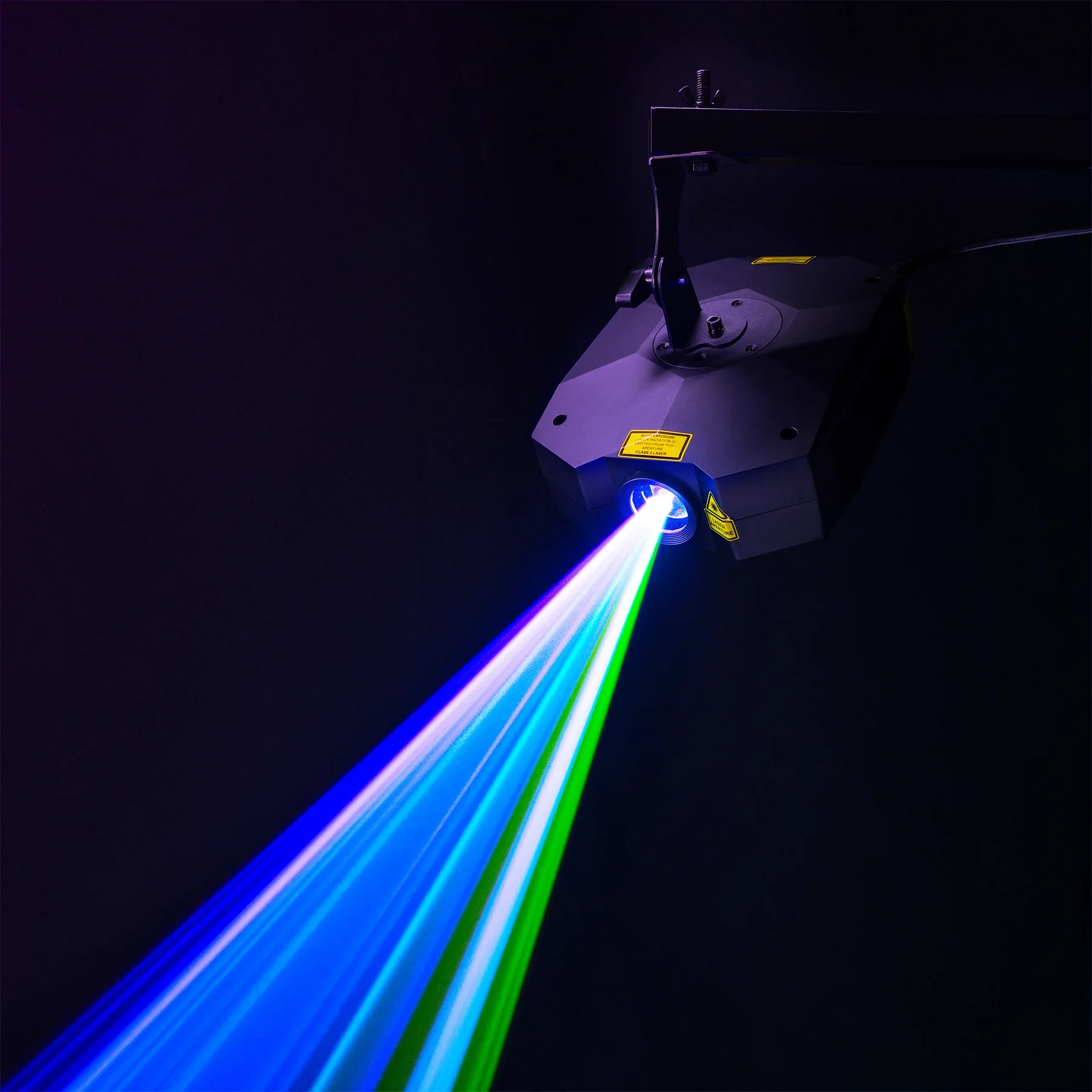 Proyector láser RGB colgado emitiendo un haz multicolor