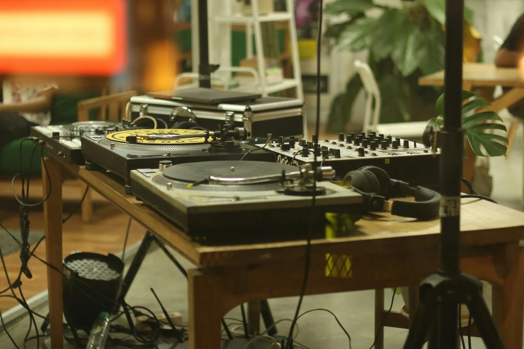 Dos giradiscos y una mesa de mezclas, el equipo clásico para pinchar con vinilos