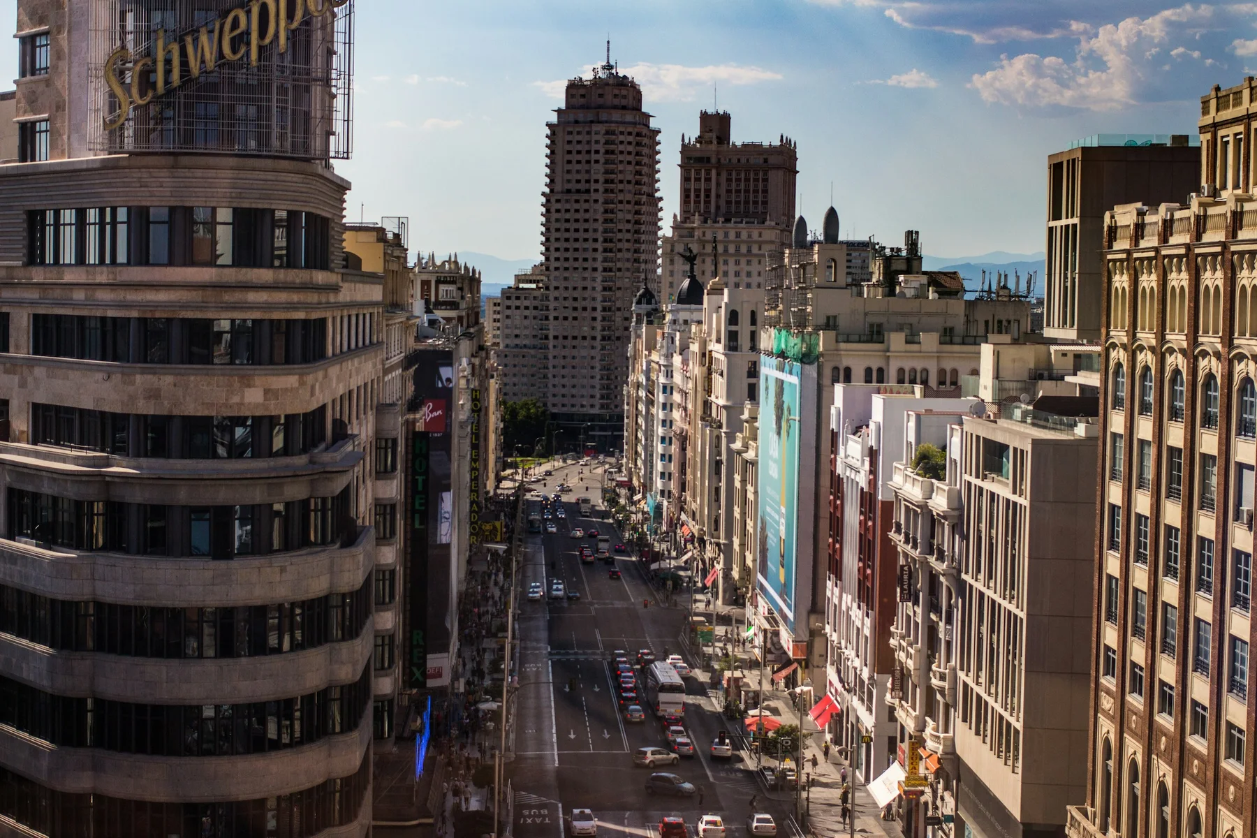 La Gran Vía de Madrid a la altura de Callao, a un paso del local