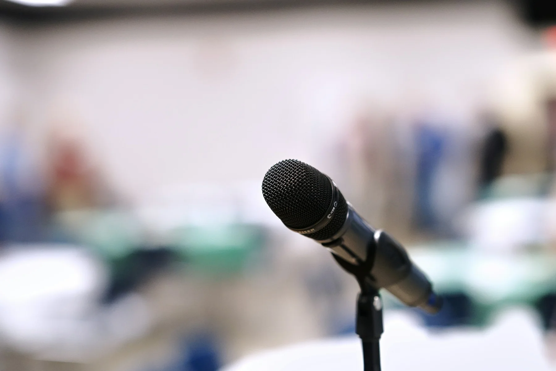 Micrófono preparado en una sala de conferencias