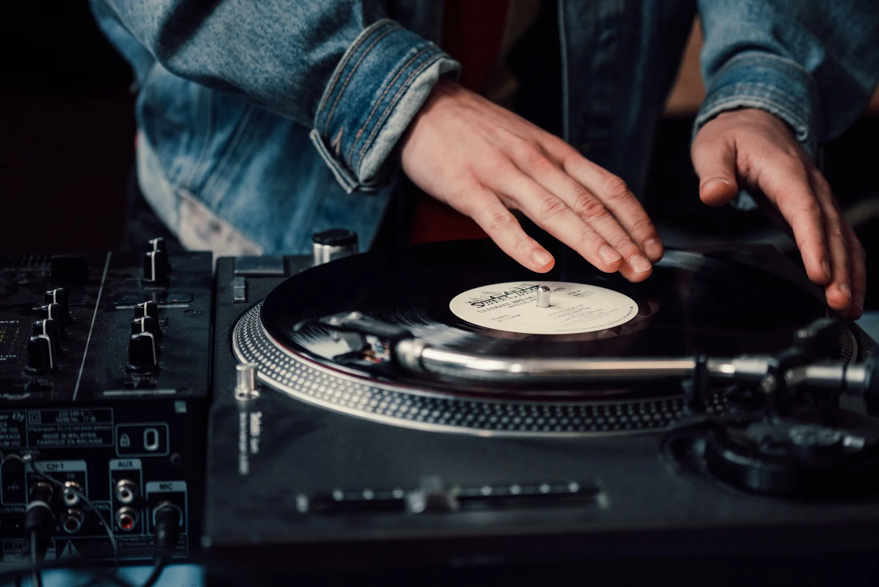 Pinchar con vinilos: la mezcla se hace a mano, disco a disco