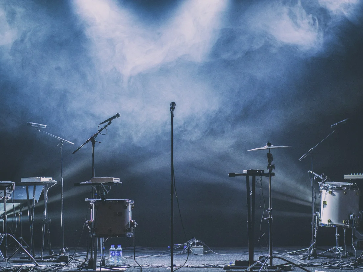 Escenario preparado para un concierto, con la microfonía, los instrumentos y las luces a punto