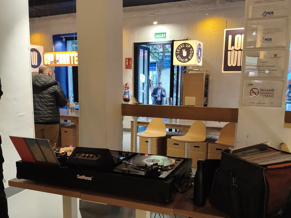 Cabina con giradiscos y mesa de mezclas montada en el salón de un restaurante de Madrid