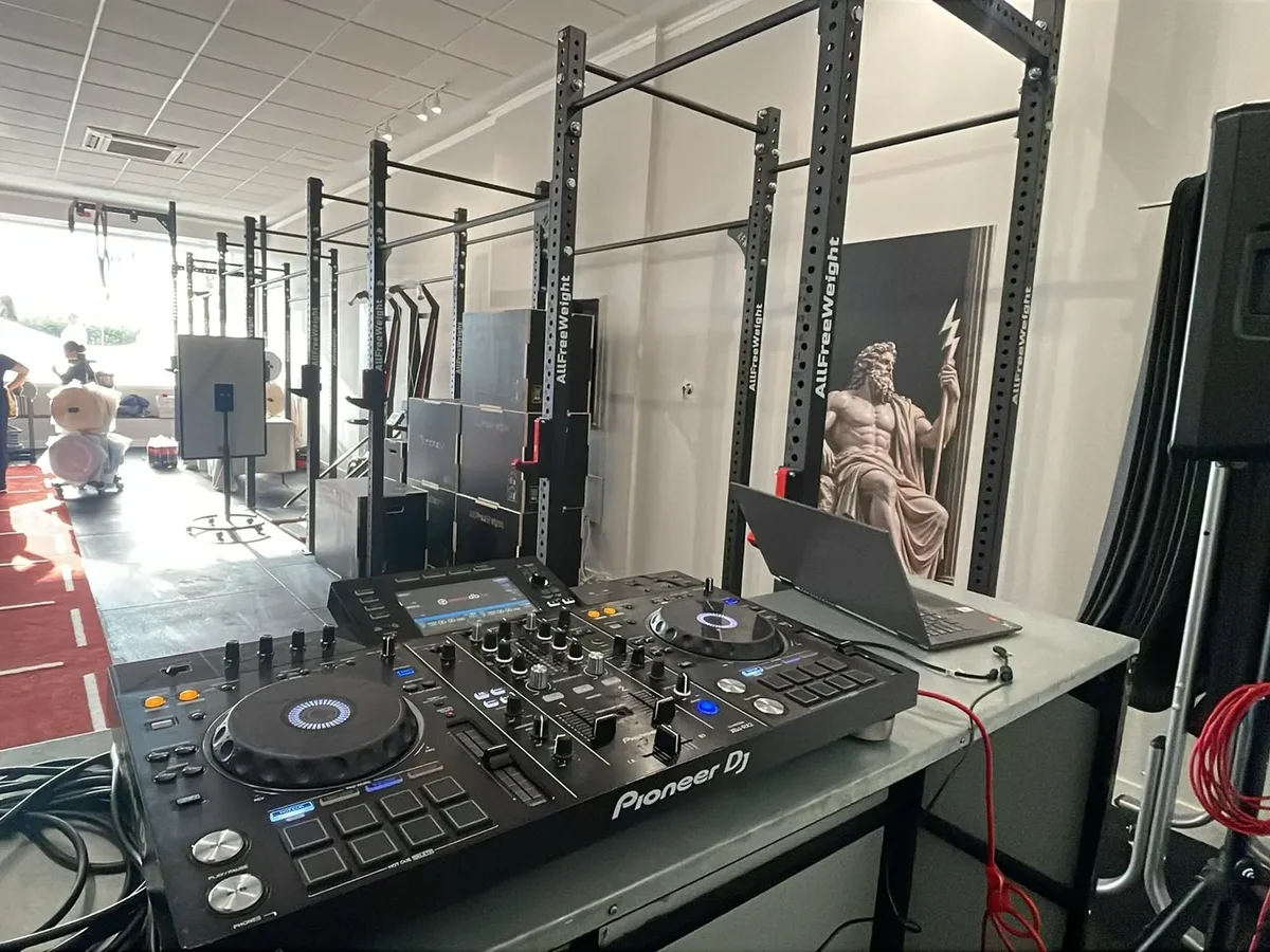 Cabina de DJ con controladora Pioneer montada para la inauguración de un local