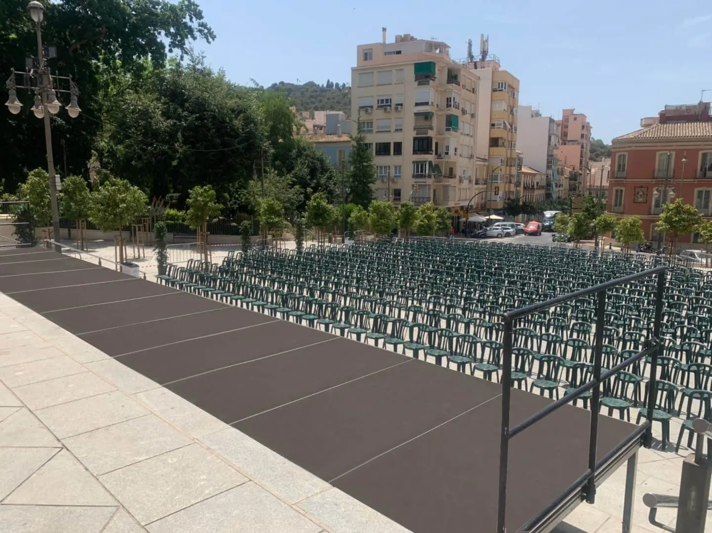 Escenario de tarima GUIL con barandilla lateral frente a las sillas del público