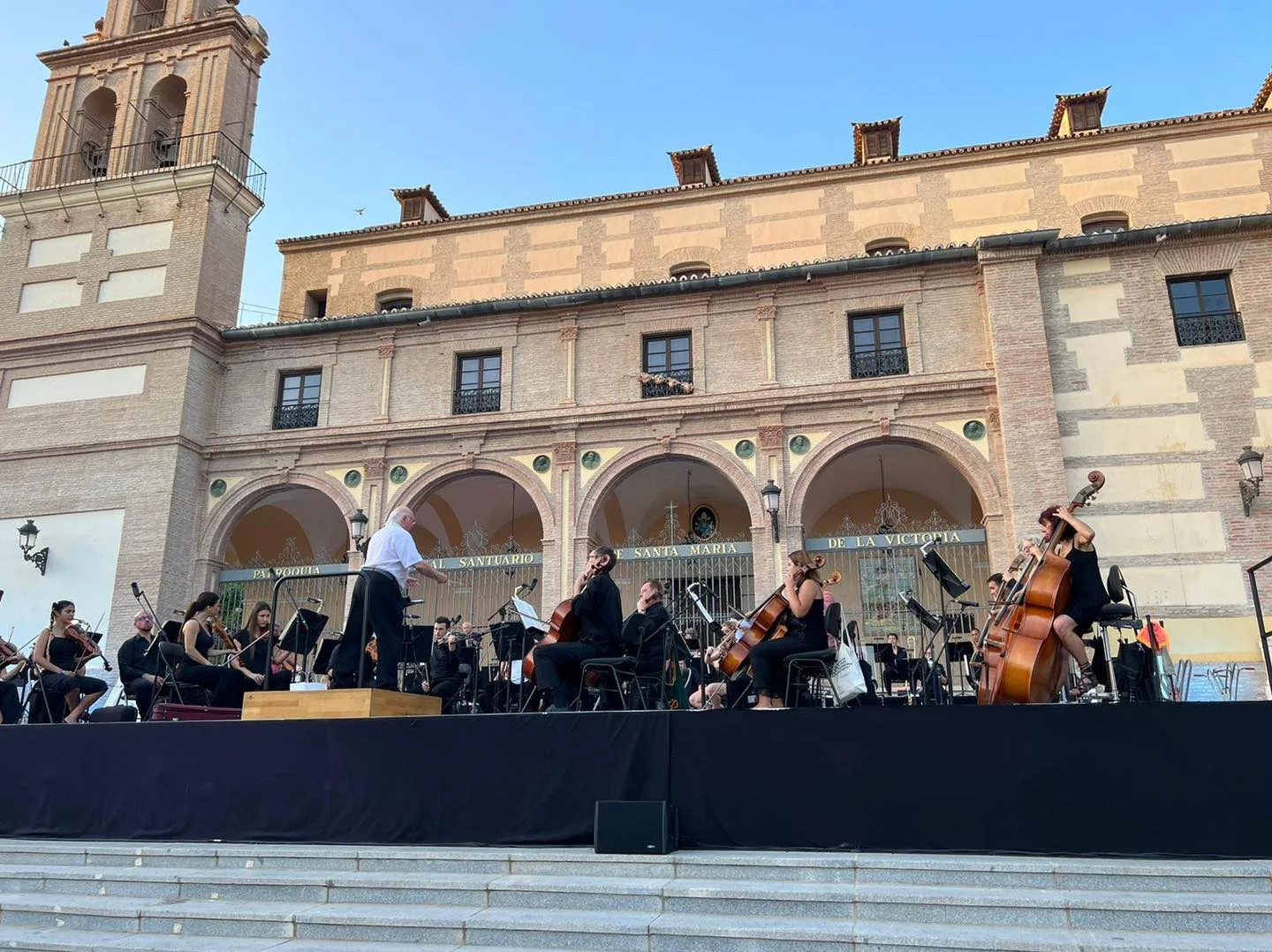 Orquesta tocando sobre un escenario de tarima GUIL con faldón