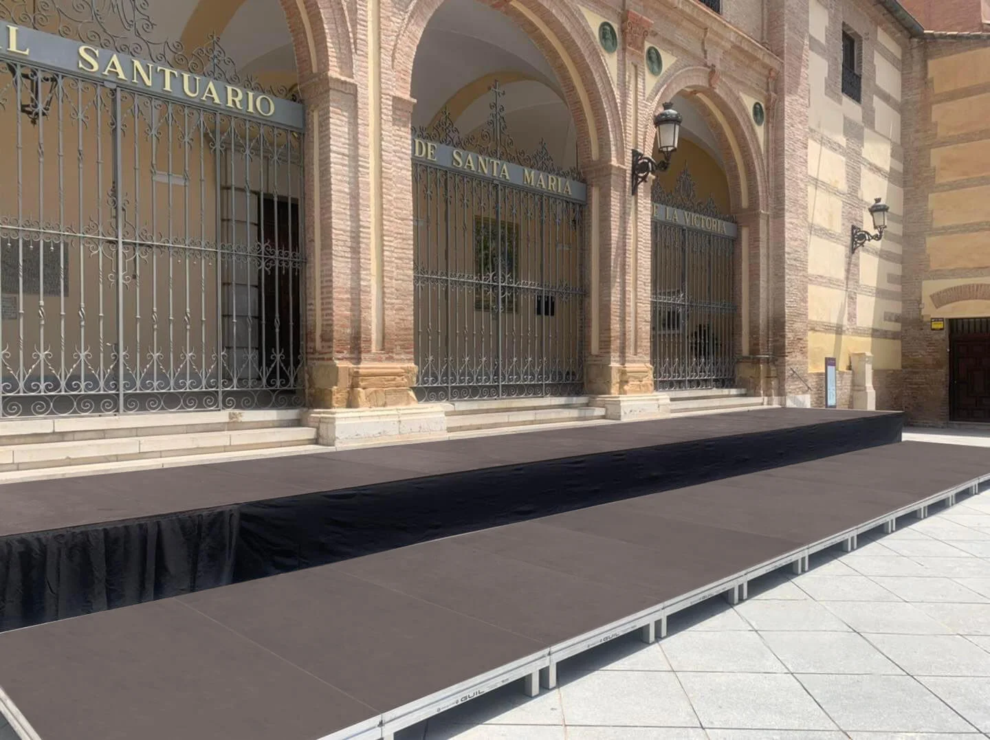 Escenario de tarima modular GUIL montado a dos alturas con faldón negro