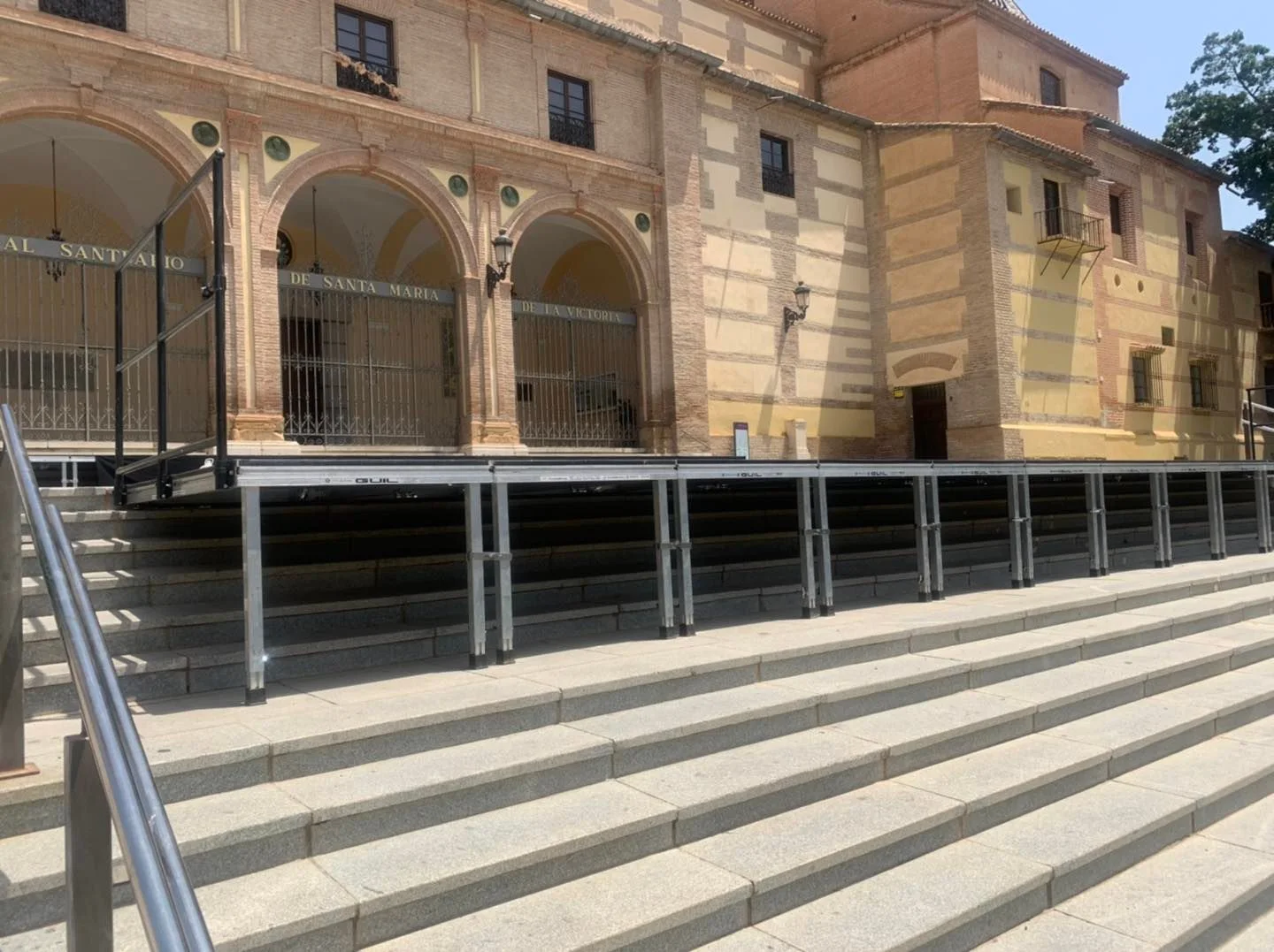 Tarima GUIL nivelada sobre una escalinata con patas de distinta altura